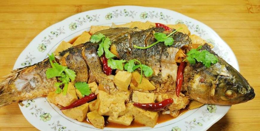 炖鱼秘诀：啤酒还是水？掌握烹饪技巧，鱼汤更鲜美